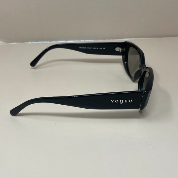 Vogue X Hailey Bieber | Cat Eye - Picture 3 of 8